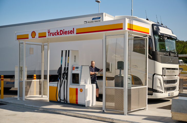 Mann som fyller truckdiesel på en Shell-stasjon 